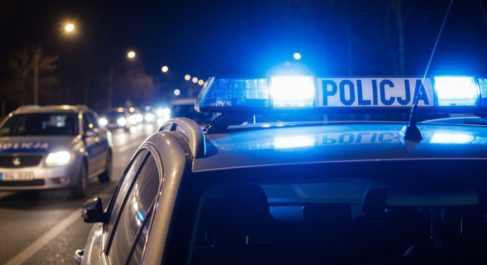 Flaga z komunistycznymi symbolami na maszcie w Wysokiem Mazowieckiem. Policja w akcji!