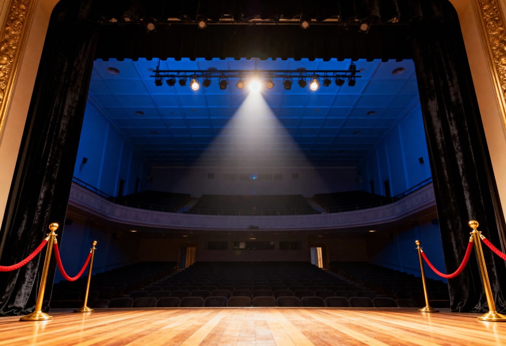 Iskry Niepodległej: Odkryj Bohaterów Polski w Multimedialnym Spektaklu!